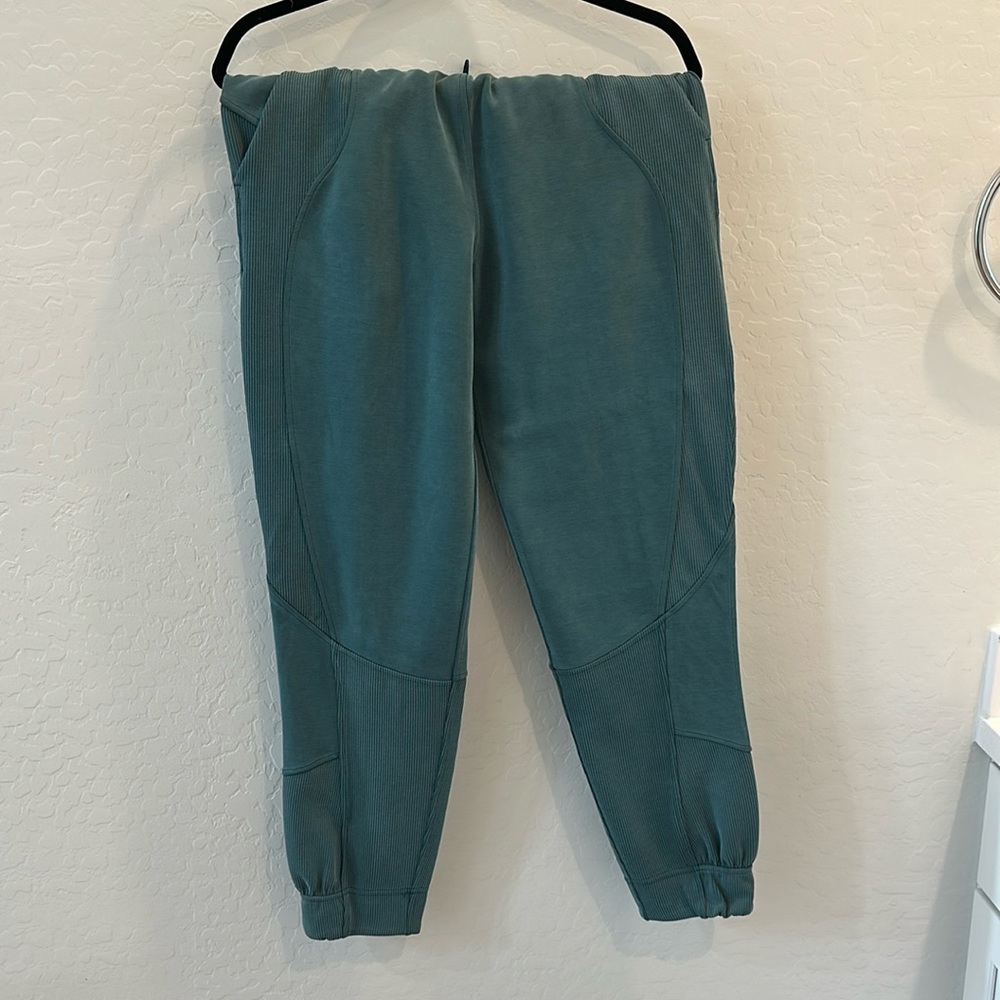 lululemon athletica Brushed Softstreme Ribbed high rise jogger- Jasper, size 6 - Picture 5 of 10